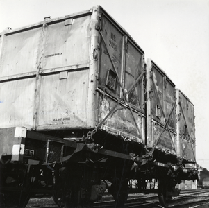 169990 Afbeelding van laadkistenwagen NS 94572 (type HHW) van de N.S. met laadkisten voor het vervoer van kalk te Maastricht.